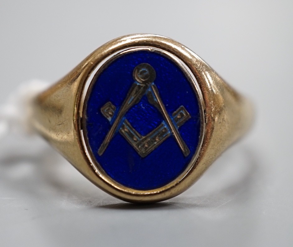 A modern 9ct gold and enamel masonic swivel head signet ring, size R, gross weight 7.1 grams.